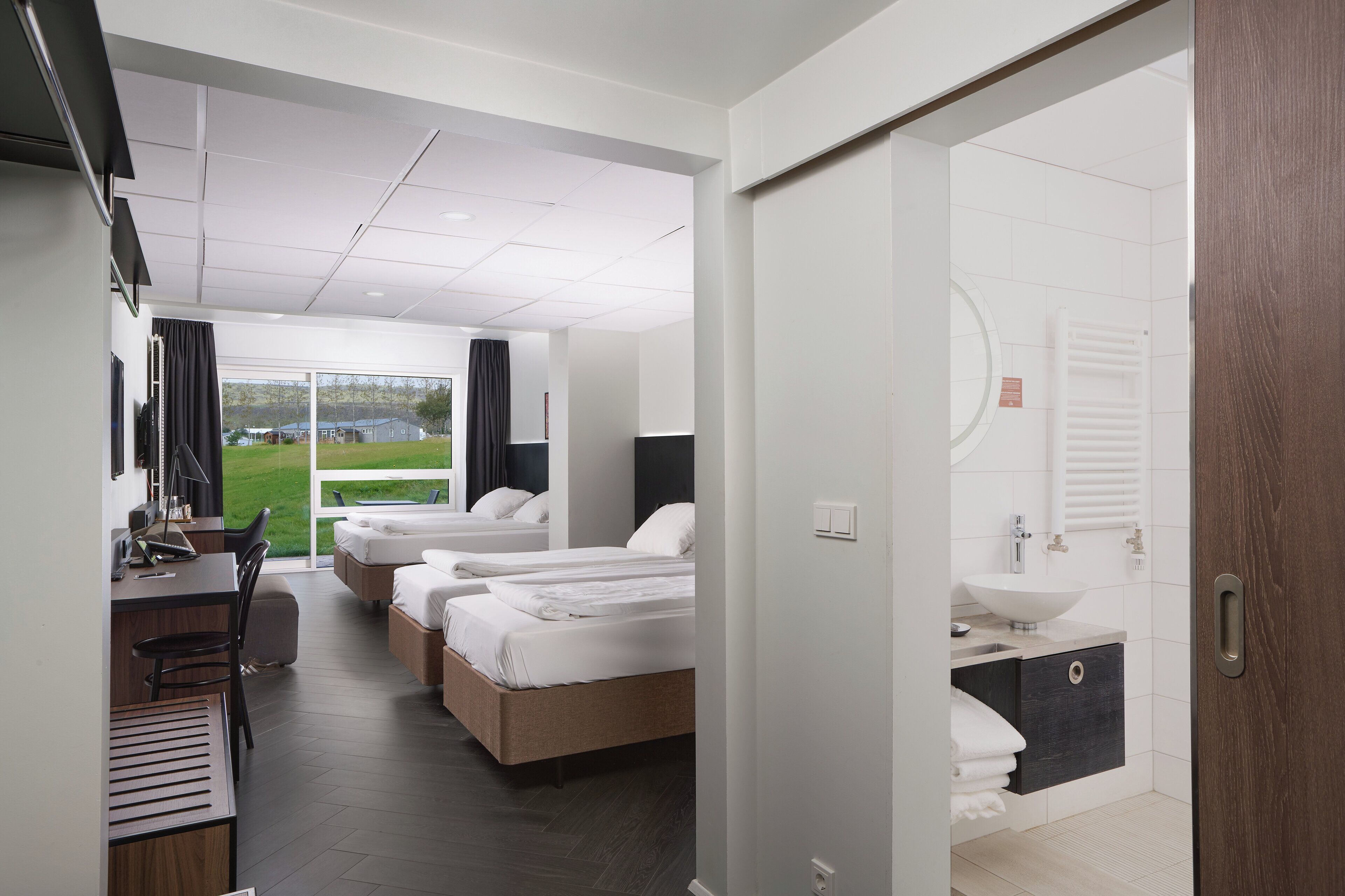 Familierom | Allergitestet sengetøy, safe på rommet, skrivebord og blendingsgardiner