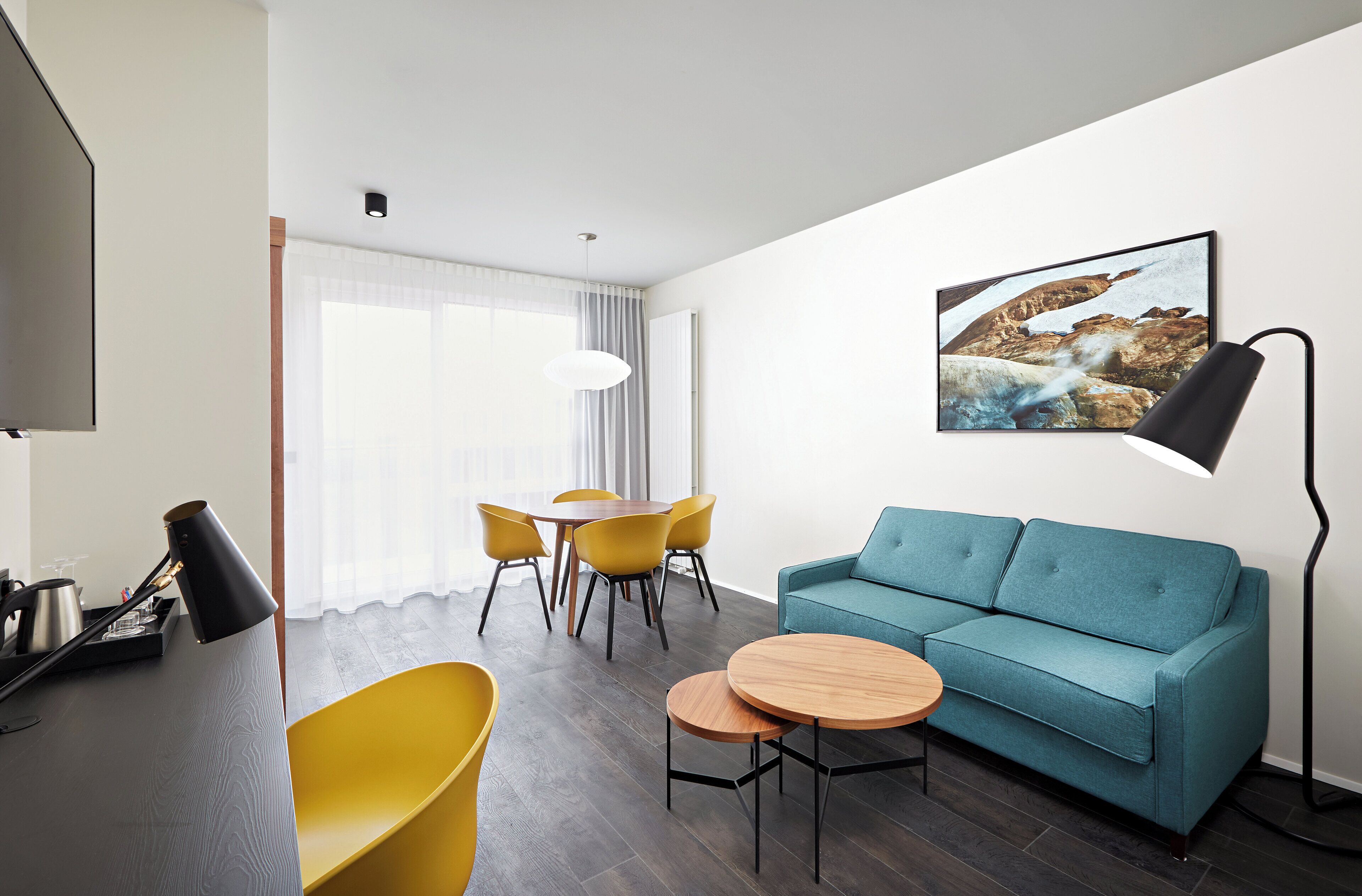 주니어 스위트 | 저자극성 침구, 객실 내 금고, 책상, 암막 커튼