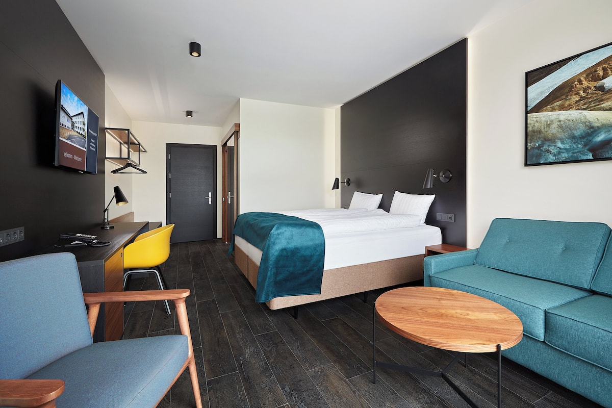 Seprai antialergi, brankas, meja kerja, dan tirai kedap cahaya