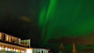 Een buitenzwembad, een verwarmd zwembad, ligstoelen bij het zwembad