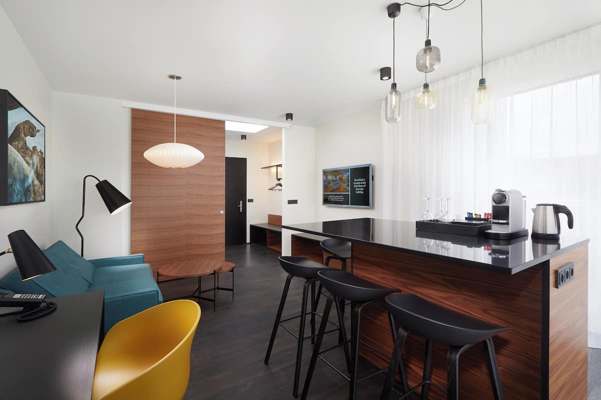 Suite | Seprai antialergi, brankas, meja kerja, dan tirai kedap cahaya