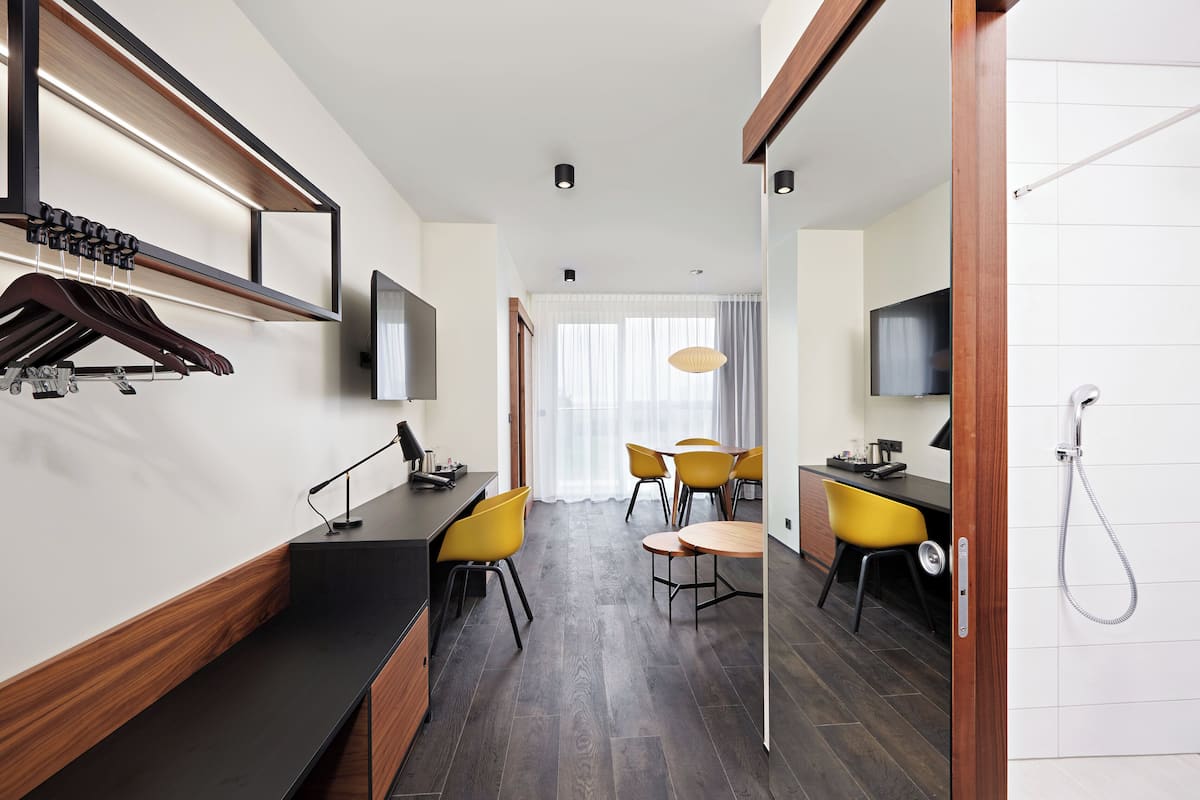 Suite Junior | Seprai antialergi, brankas, meja kerja, dan tirai kedap cahaya