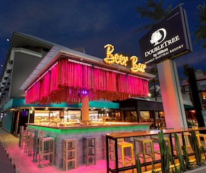 3 bars/lounges, 3 swim-up bars, 3 poolside bars - DoubleTree by Hilton Phuket Banthai Resort (Patong)