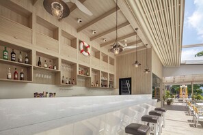 3 bars/lounges, 3 swim-up bars, 3 poolside bars - DoubleTree by Hilton Phuket Banthai Resort (Patong)