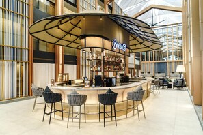 3 bars/lounges, 3 swim-up bars, 3 poolside bars - DoubleTree by Hilton Phuket Banthai Resort (Patong)