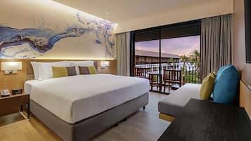 Deluxe Room, 1 King Bed, Balcony | 1 bedroom, Egyptian cotton sheets, premium bedding, minibar