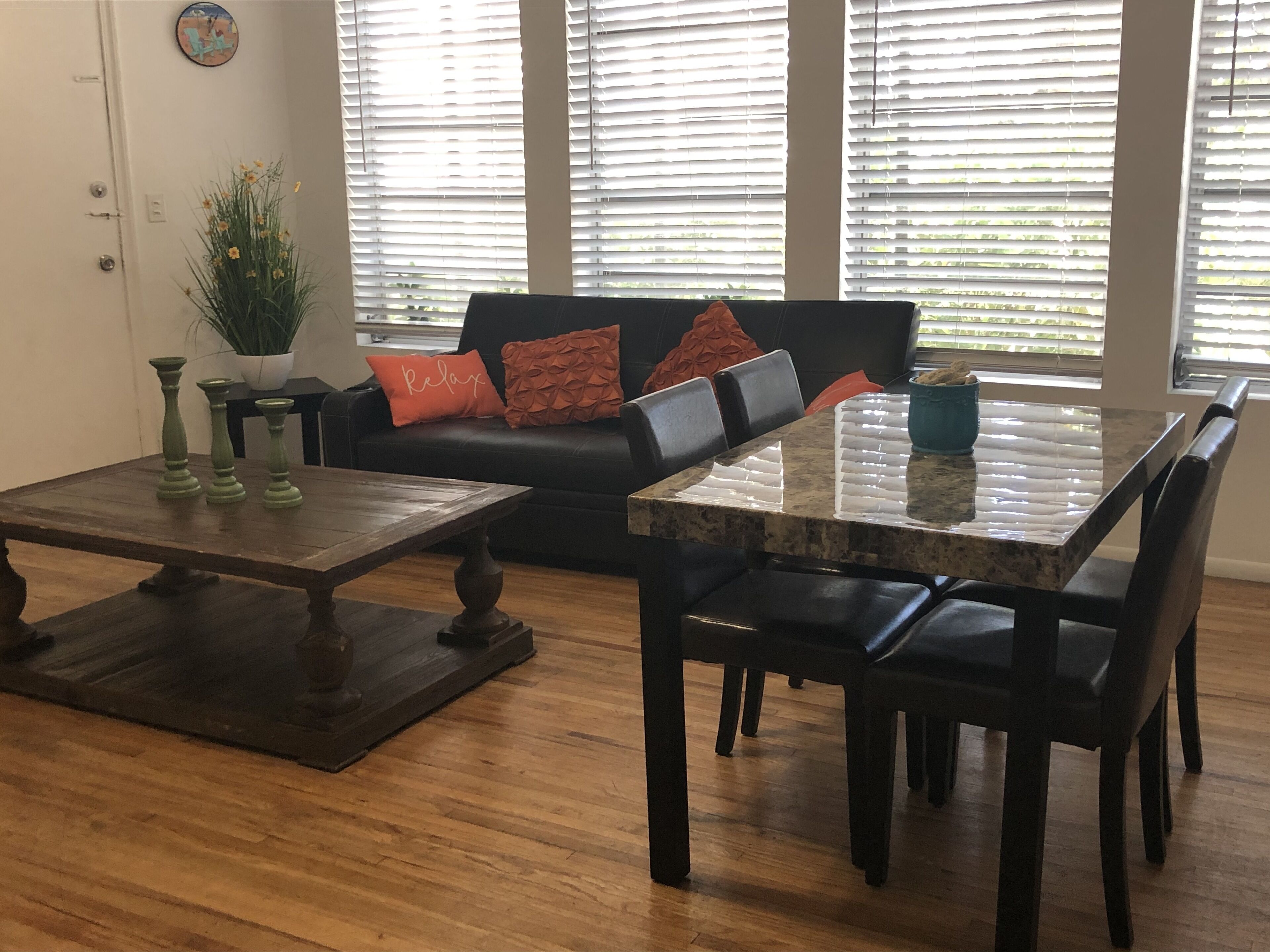 Suíte família, 2 quartos (2 Bedrooms) | Área de estar | TV LED 32 polegadas com canais a cabo, TV