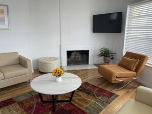 Familiesuite, 2 soverom (2 Bedrooms) | Oppholdsområde | En 32-tommers LED-TV med kabel-kanaler samt TV