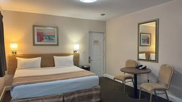 Deluxe-huone, 1 suuri parisänky, keittotila | Tallelokero huoneessa, työpöytä, pimennysverhot, silitysrauta/-lauta