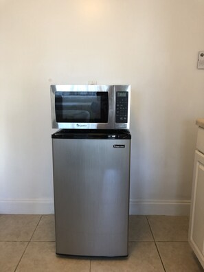 Fridge, coffee/tea maker