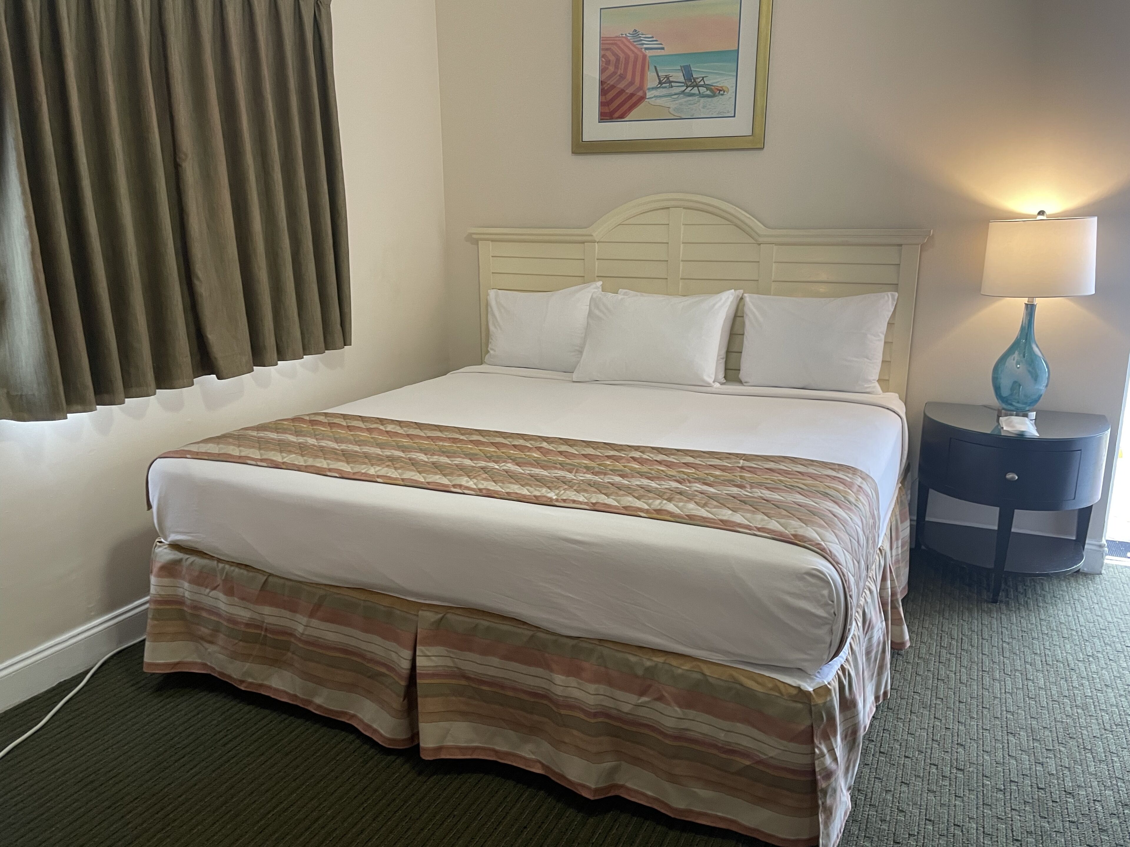 Rom – deluxe, 1 kingsize-seng, tekjøkken | Safe på rommet, skrivebord, blendingsgardiner og strykejern/-brett