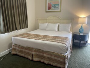 Rom – deluxe, 1 kingsize-seng, tekjøkken | Safe på rommet, skrivebord, blendingsgardiner og strykejern/-brett