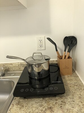 Fridge, coffee/tea maker - Beach Place Hotel (Miami Beach)