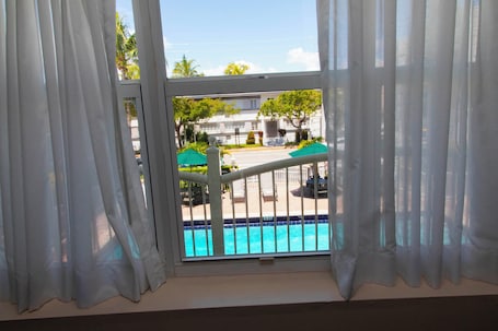 Caja de seguridad en la habitación, escritorio y cortinas blackout