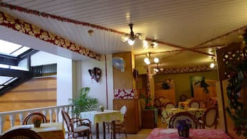 Daily continental breakfast (XPF 1000.00 per person)