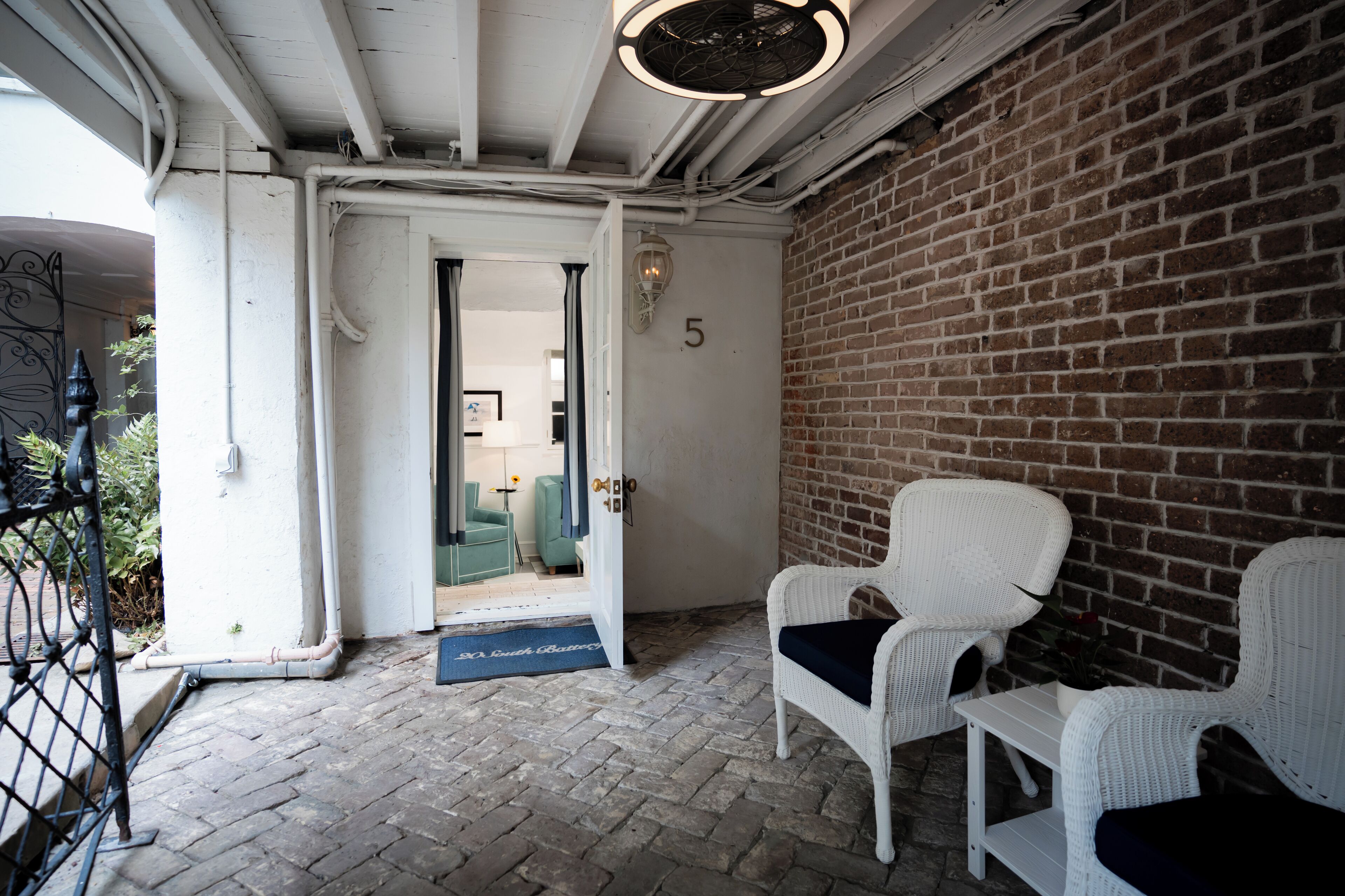 Devereux Suite - Grand/Former Wine Cellar/No Windows | Teras/patio