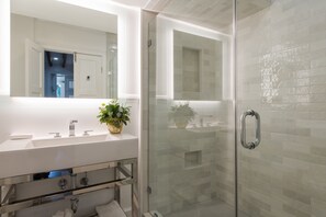 Stevens Classic | Bathroom | Shower, hair dryer, bathrobes, towels - 20 South Battery (Charleston)