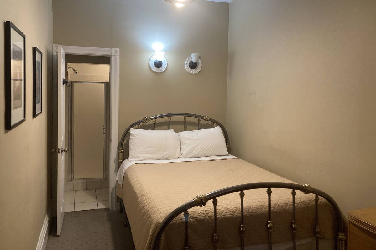 3D - Full bed, Private On Suite Bath | WiFi (free)