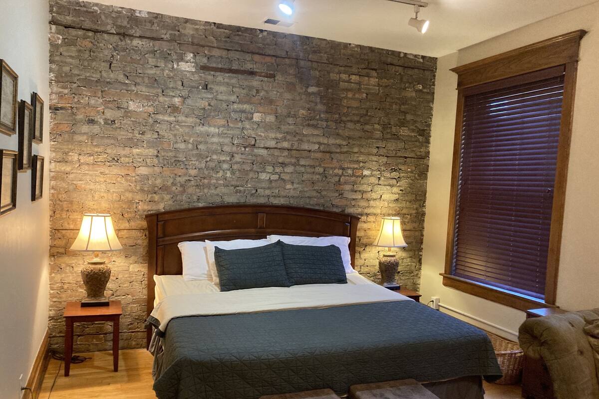 3A - King bed, Private Bath across the hall | WiFi (free)