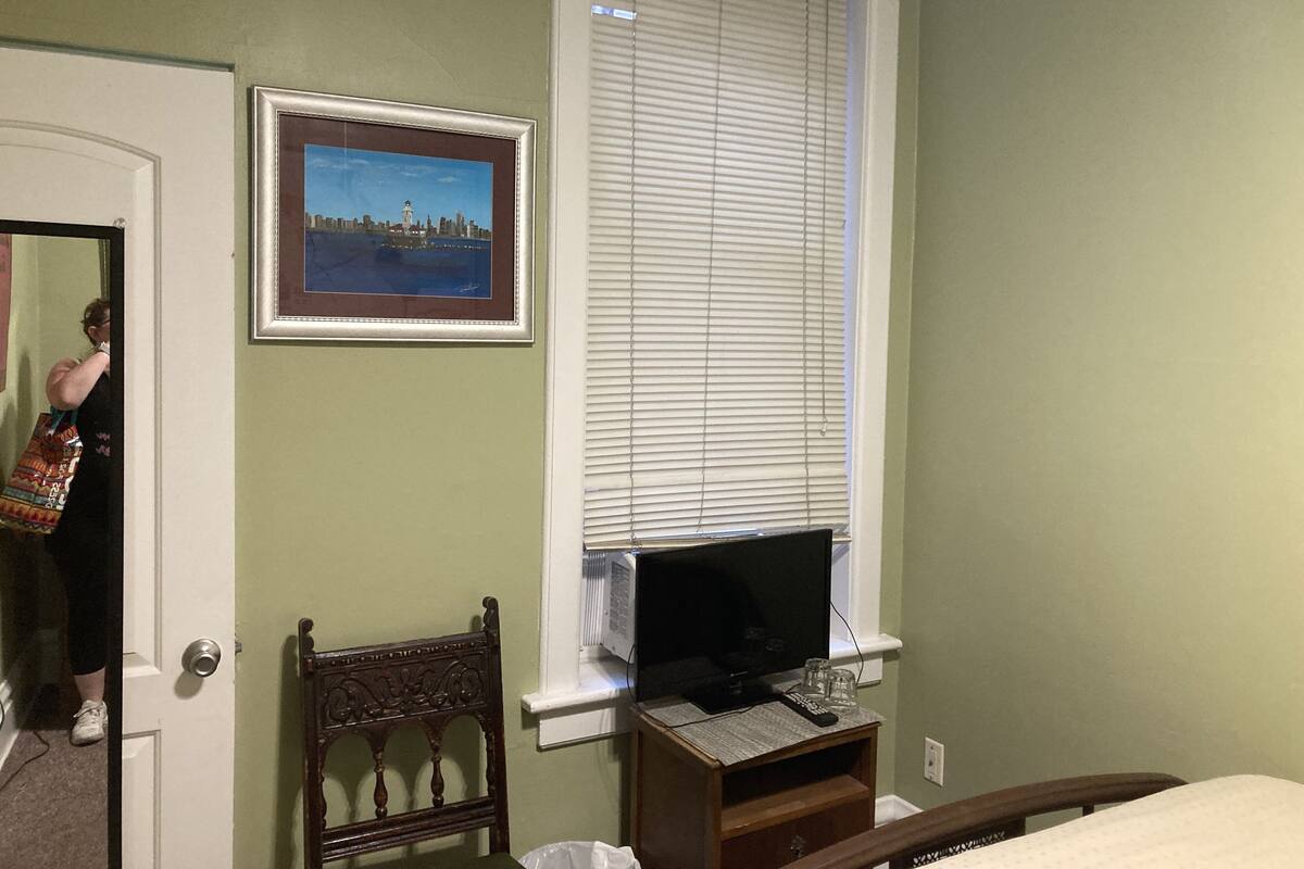 3C - Full bed, Private Bath across the hall | WiFi (free)