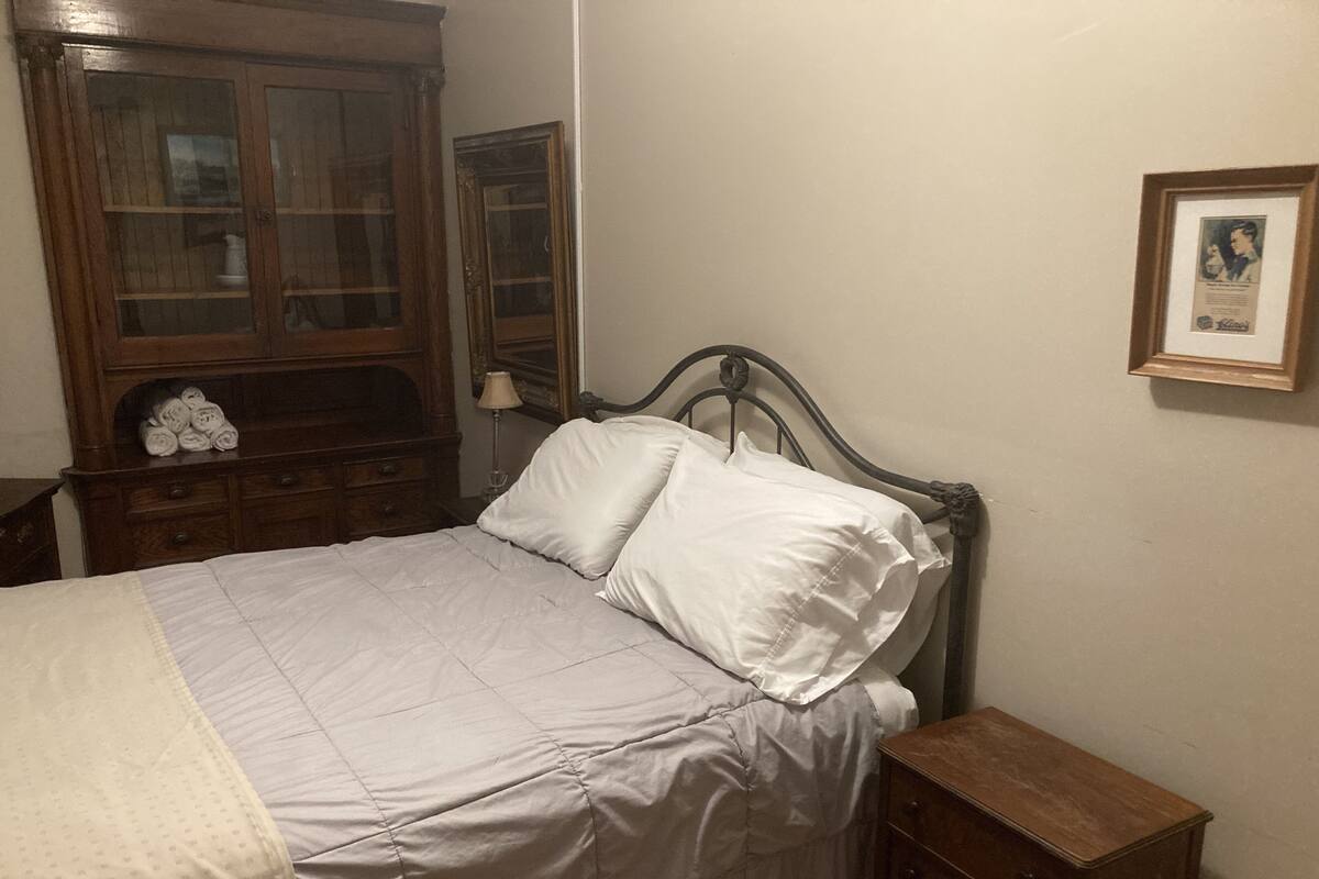 2B - Queen bed, Shared Bath | WiFi (free)