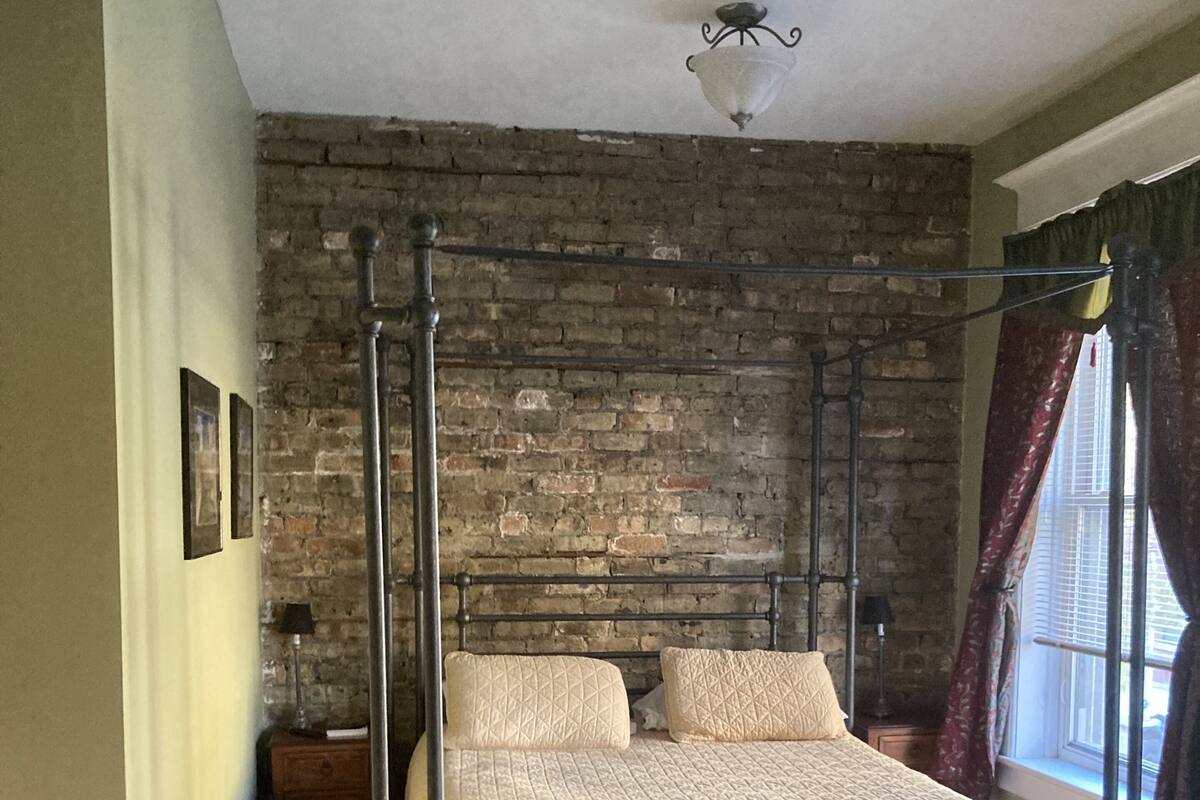 2A - Queen bed, Private bath across the hall | WiFi (free)