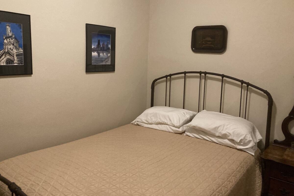 2C - Queen bed, Shared bath across the hall | WiFi (free)