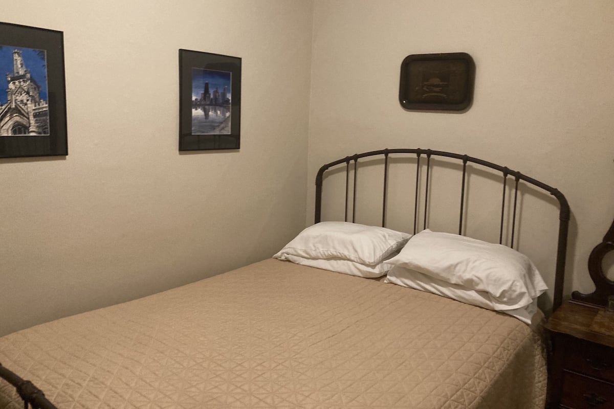 2C - Queen bed, Shared bath across the hall | Wi-Fi gratuit