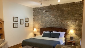 3A - King bed, Private Bath across the hall - Old Chicago Inn (Chicago)