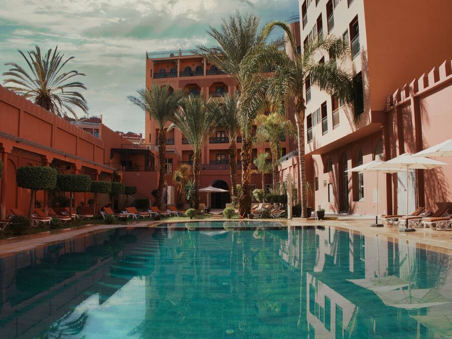Una piscina al aire libre, tumbonas