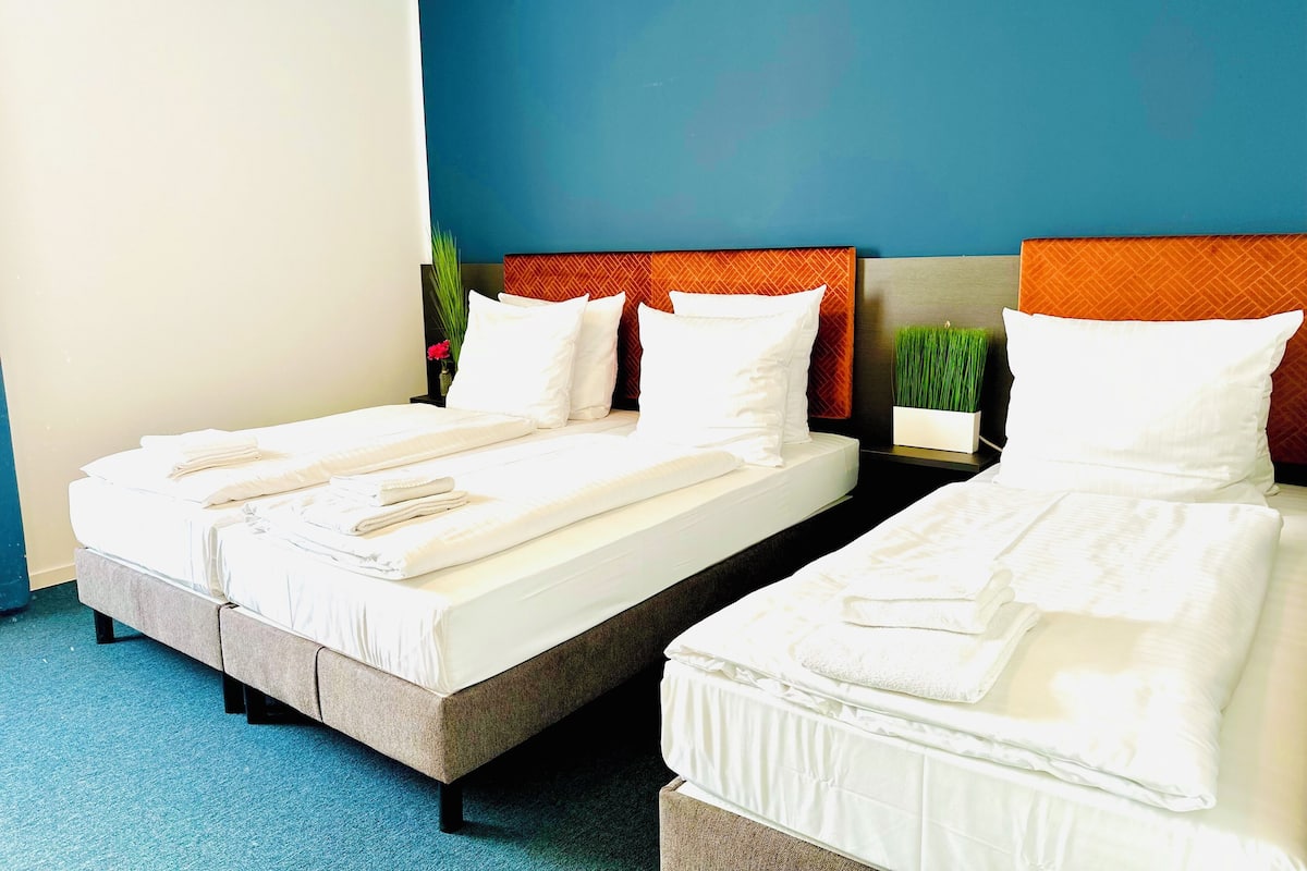 ห้องทริปเปิล | เครื่องนอนป้องกันสารก่อภูมิแพ้, มินิบาร์, โต๊ะทำงาน