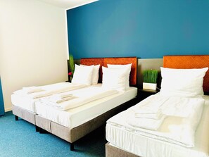 Habitación triple | Ropa de cama hipoalergénica, minibar y escritorio 