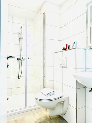 Doccia, set di cortesia gratuito, asciugacapelli, pantofole