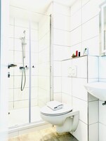 Sturta, snyrtivörur án endurgjalds, hárblásari, inniskór