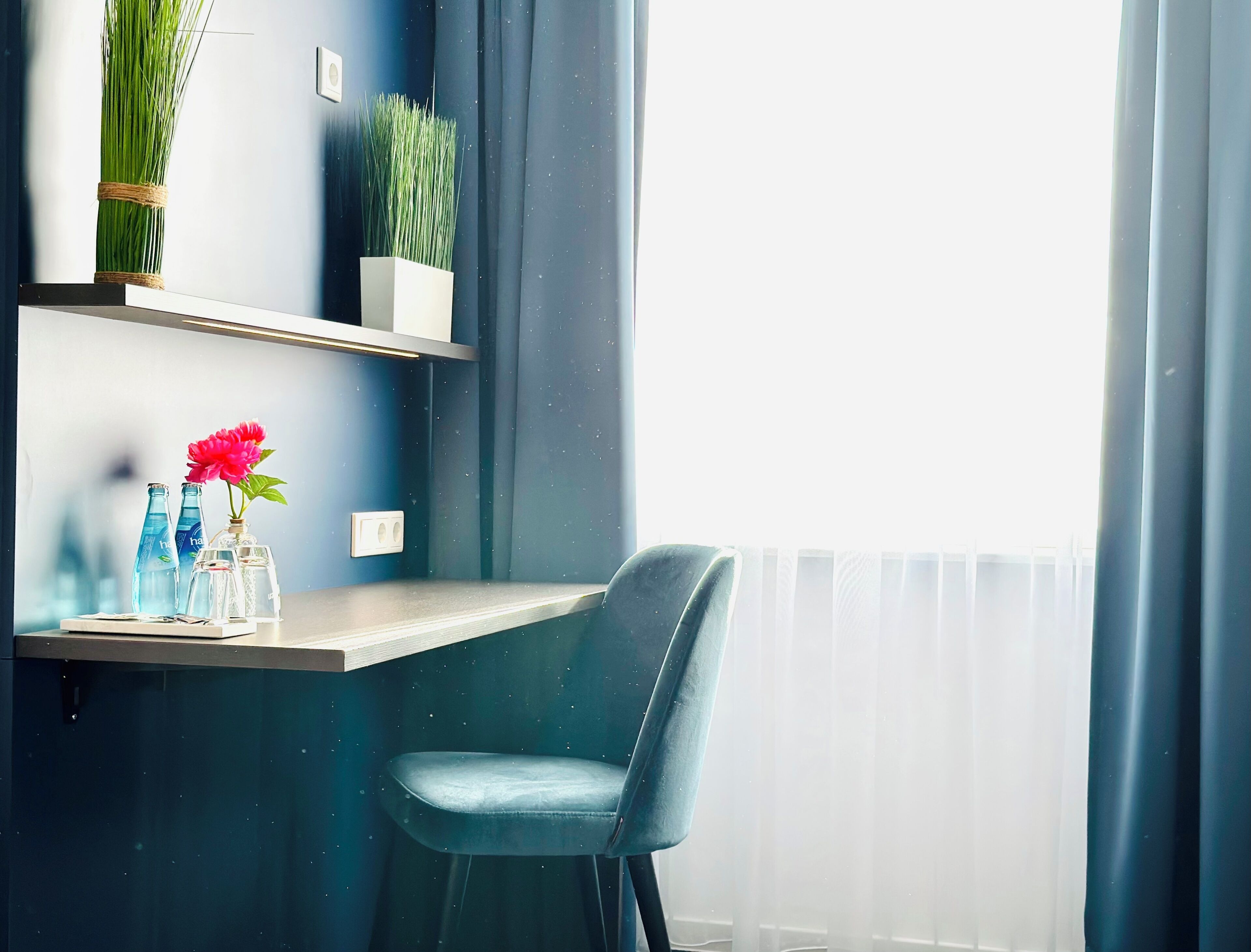 ملاءات للفراش لا تسبب الحساسية وميني بار ومكتب