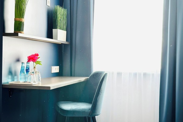 Ropa de cama hipoalergénica, minibar, escritorio