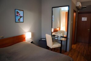 Quarto casal conforto | Cofres nos quartos, escrivaninha, espaço de trabalho para notebook