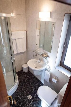 Shower, hair dryer, slippers, towels - Tania-Frankfurt (Bucharest)