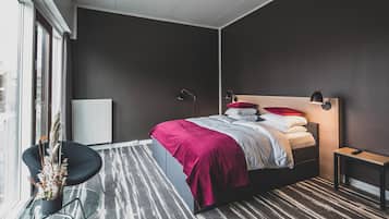 Standard Room, 1 King Bed (POSH) | Desk, blackout drapes, iron/ironing board, free WiFi