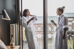 Escritorio, cortinas blackout y tabla de planchar con plancha 