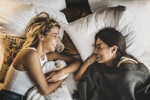 Escritorio, cortinas blackout y tabla de planchar con plancha 