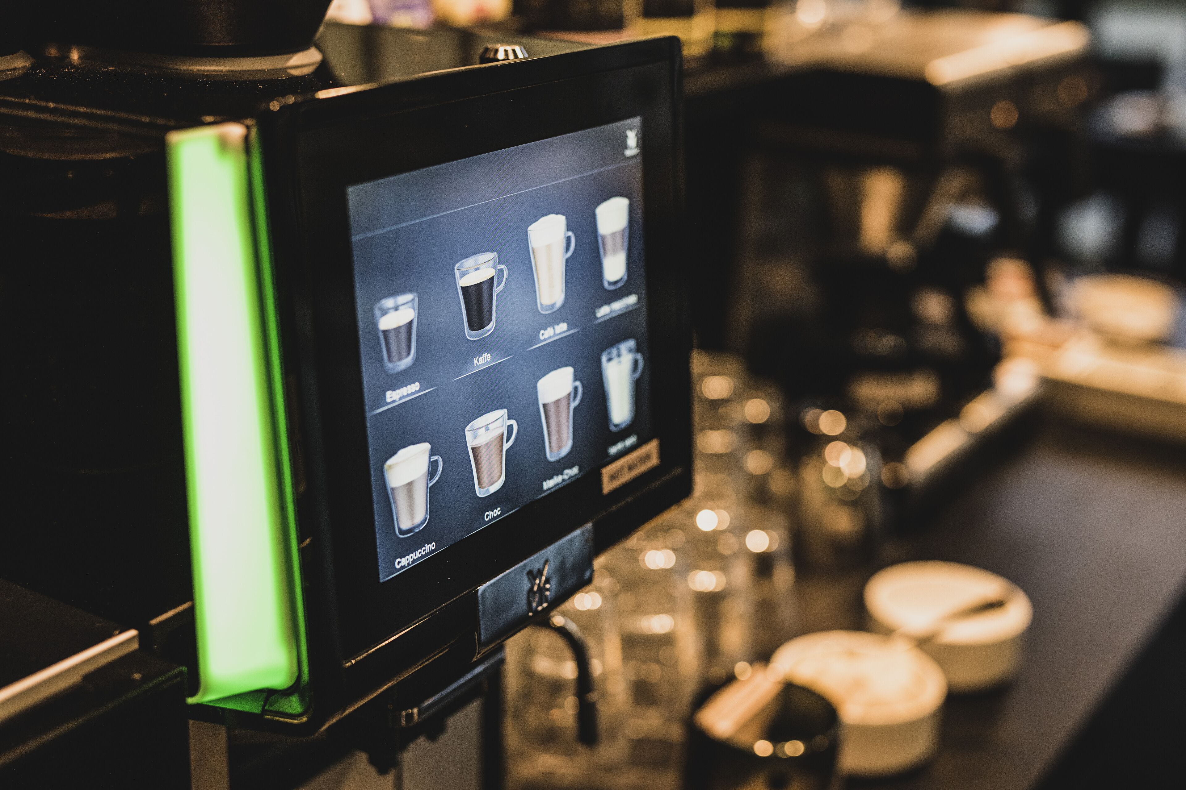 Pantalla digital de menú en una máquina de café que muestra varias opciones de bebidas.