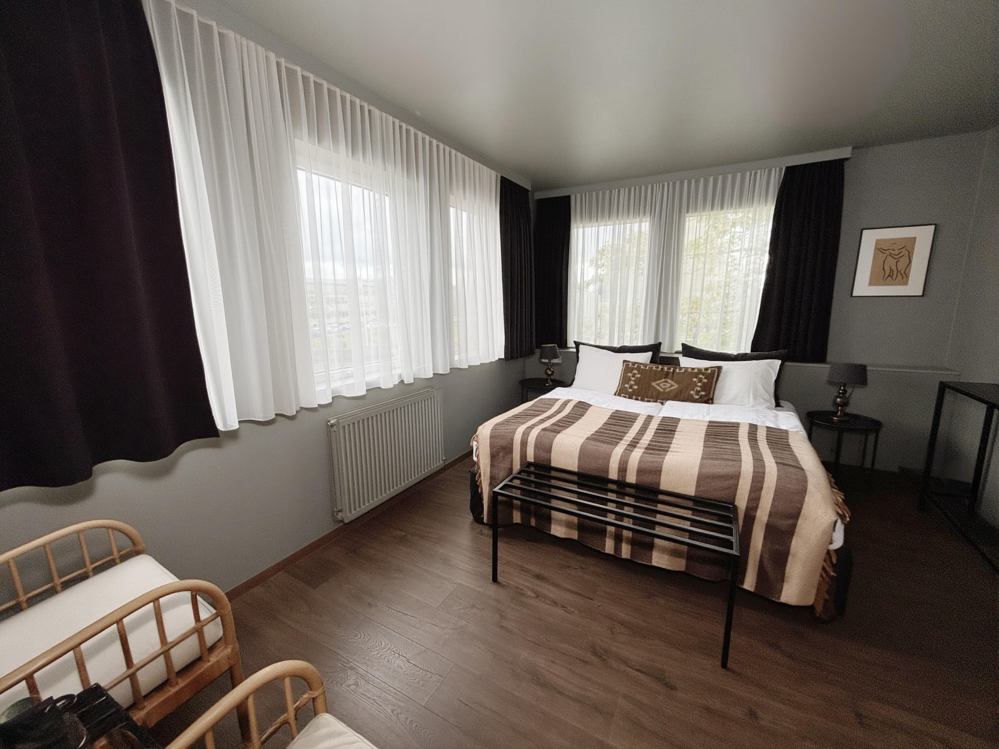 Ropa de cama hipoalergénica, cortinas blackout y wifi gratis 