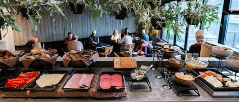 Tägliches Frühstücksbuffet (2500 ISK pro Person)