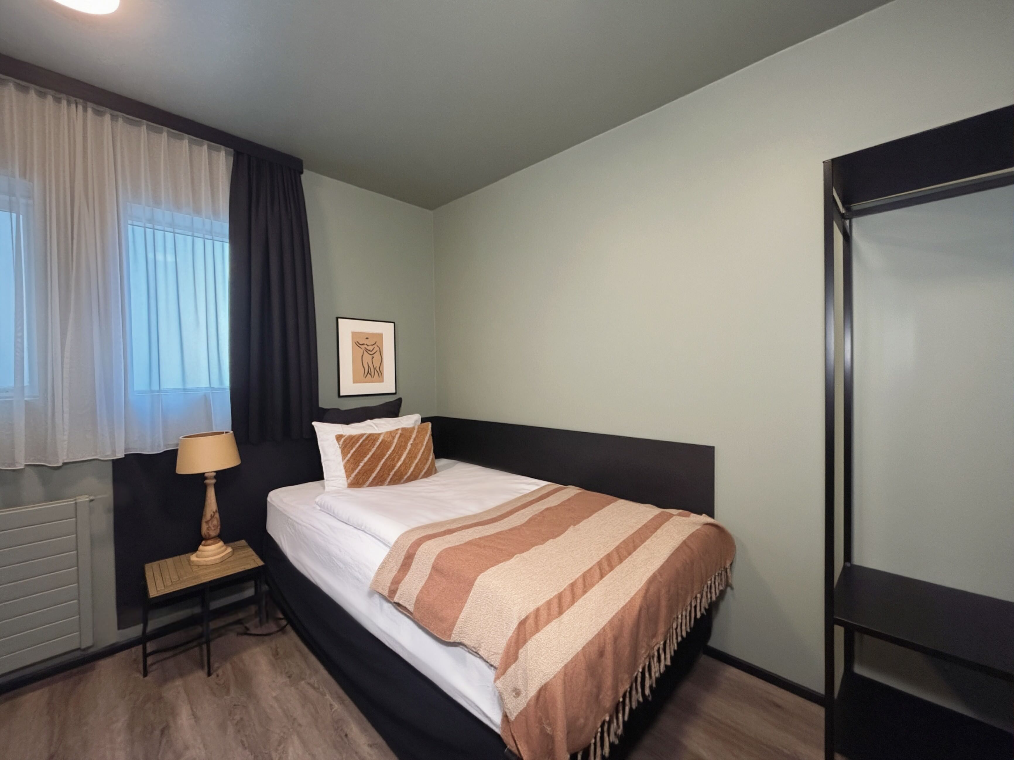 Ropa de cama hipoalergénica, cortinas blackout y wifi gratis 