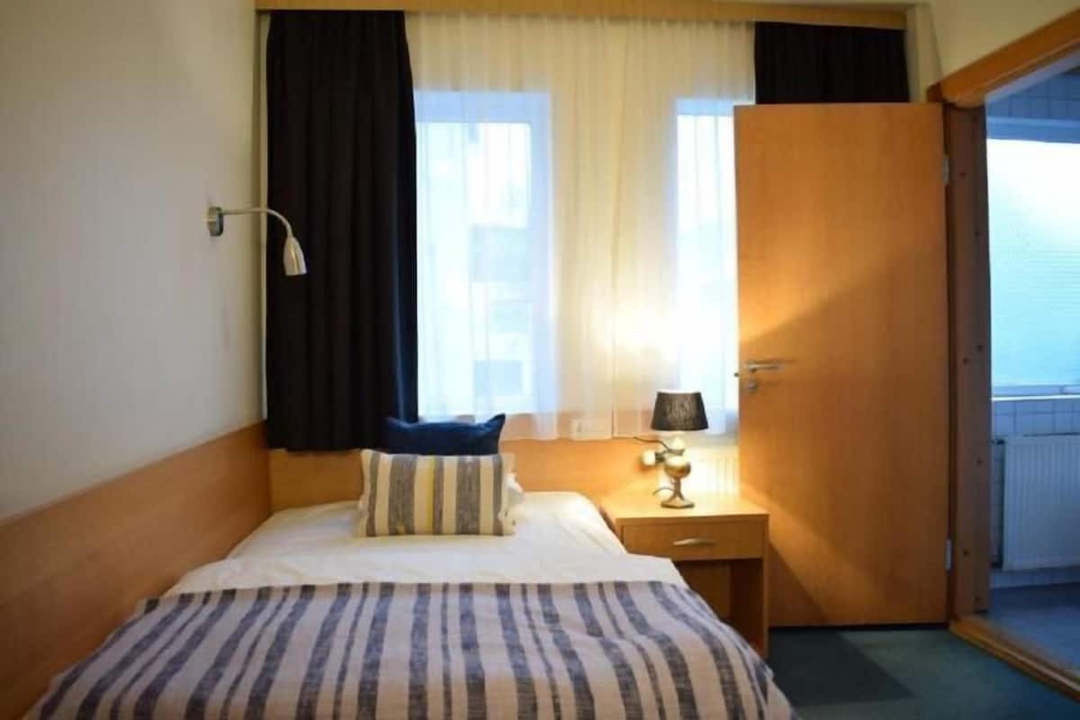 Hypo-allergenic bedding, blackout curtains, free WiFi, bed sheets