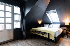 Habitación estándar con 1 cama matrimonial o 2 individuales | Ropa de cama hipoalergénica, cortinas blackout y wifi gratis 