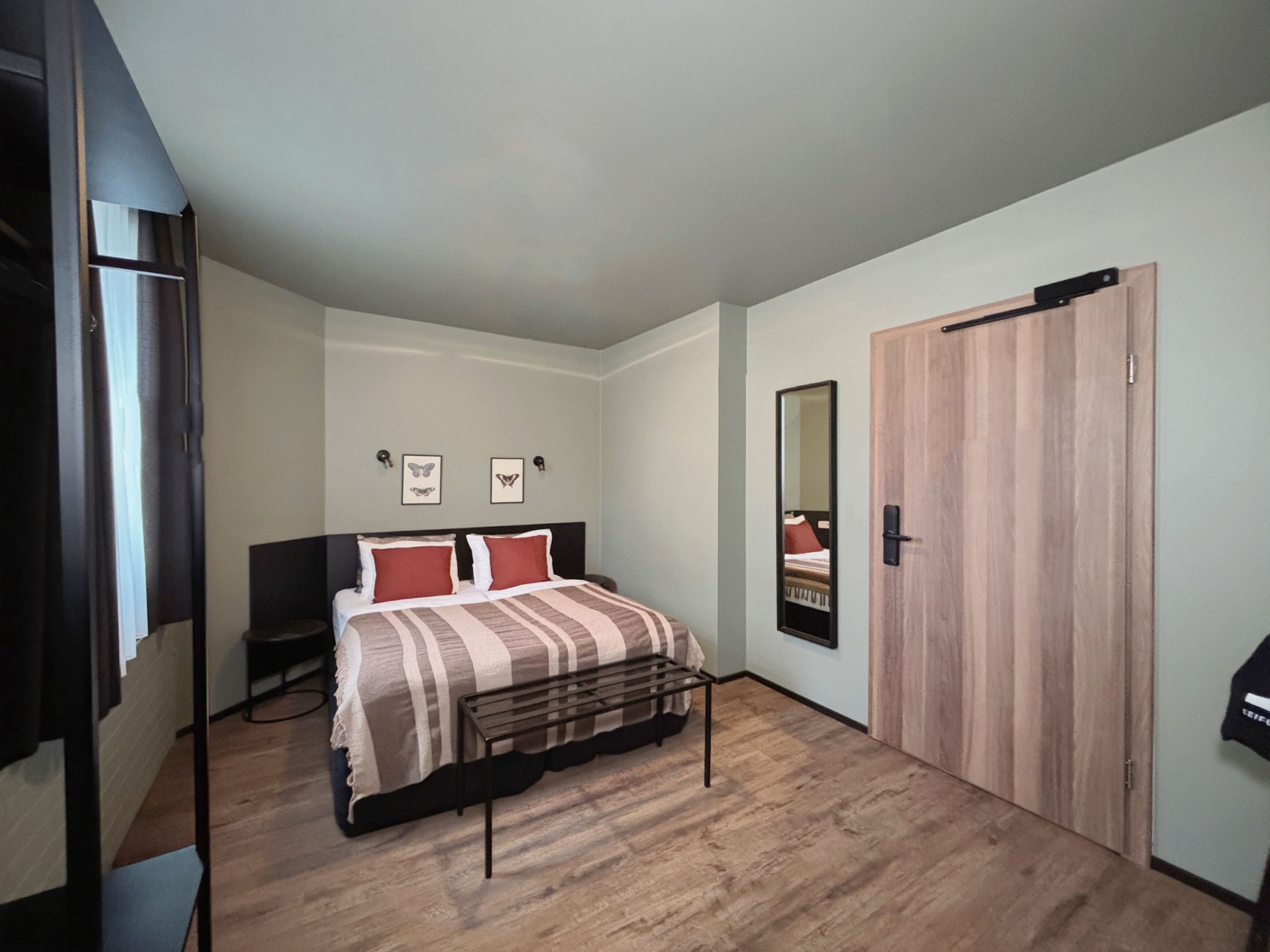 Ropa de cama hipoalergénica, cortinas blackout y wifi gratis 