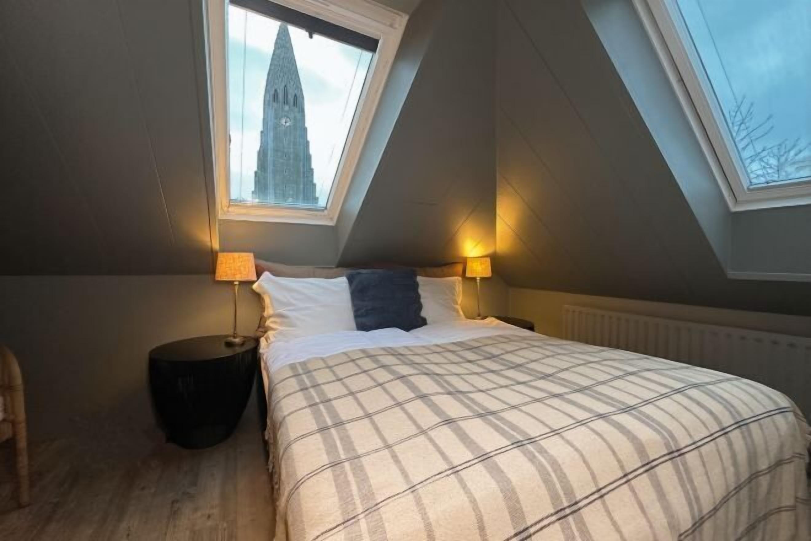 Hypo-allergenic bedding, blackout drapes, free WiFi, bed sheets