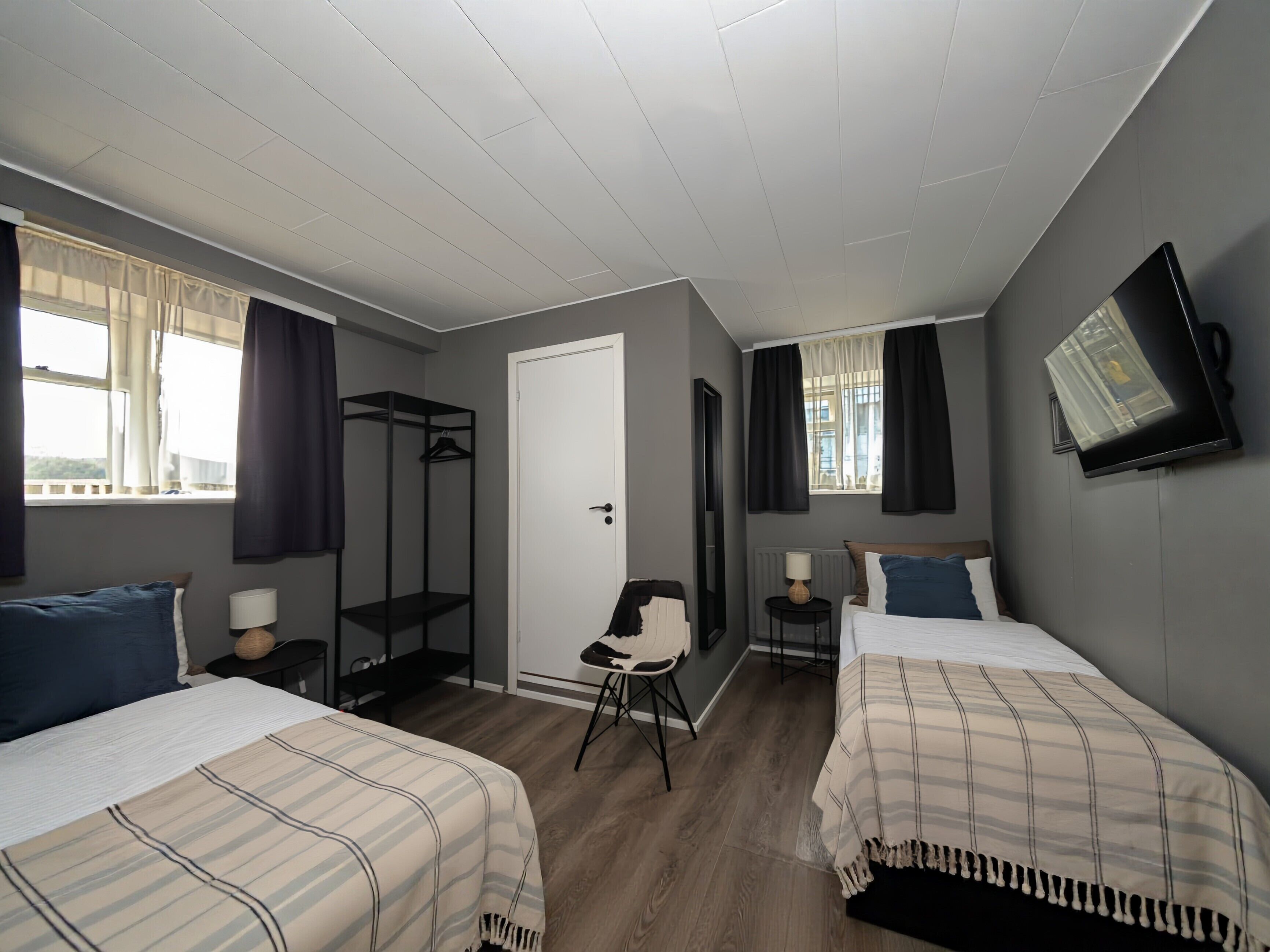 Ropa de cama hipoalergénica, cortinas blackout y wifi gratis 